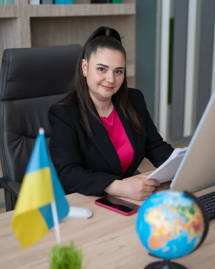 Адвокат Вікторія Лущинська за робочим столом в офісі у Дніпрі